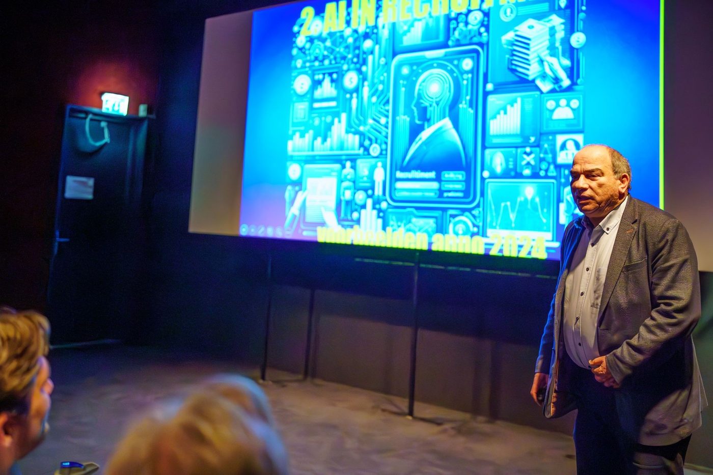 Maurice de Hond geeft een presentatie